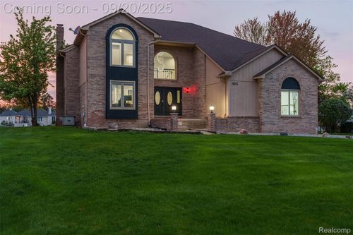 5615 Woodmire Dr, Shelby Twp, MI, 48316-1748 | Card Image