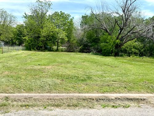 205 W Houston St, Bowie, TX, 76230-3509 | Card Image