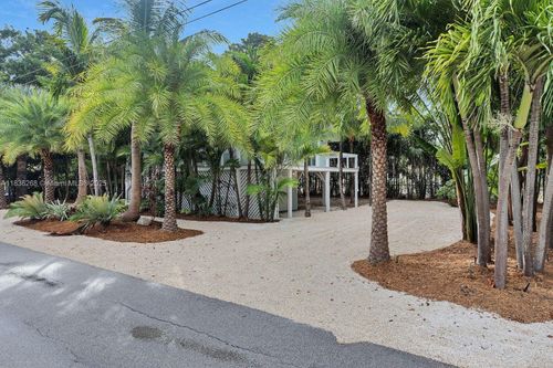 81975 Old Hwy, Islamorada, FL, 33036-3622 | Card Image