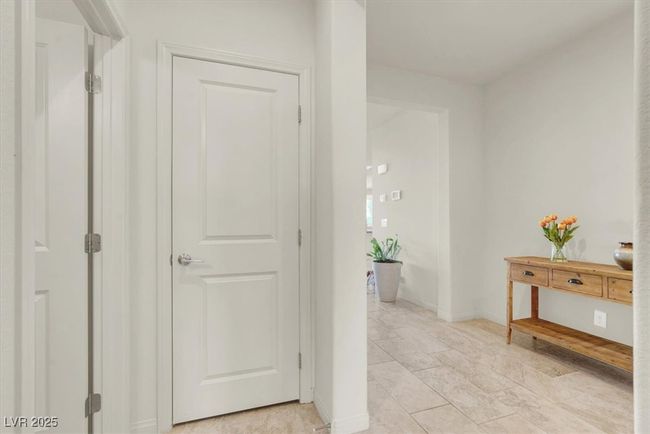 Corridor with baseboards | Image 28
