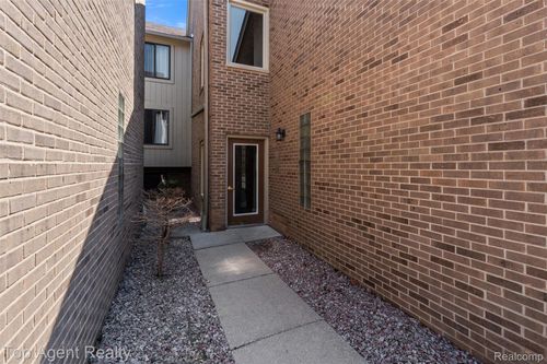 42372 Lochmoor St, Clinton Township, MI, 48038-1774 | Card Image