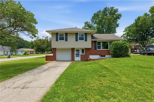 7514 N Virginia Ave, Gladstone, MO, 64118-2159 | Card Image