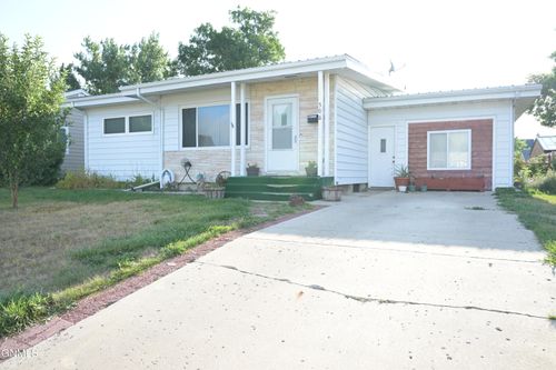 506 13th Avenue W, Williston, ND, 58801 | Card Image