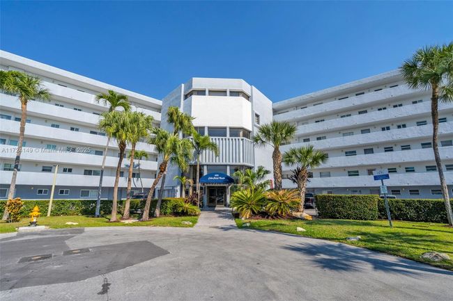 APT-200 - 4000 Ne 170 Th St, Condo with 2 bedrooms, 2 bathrooms and null parking in North Miami Beach FL | Image 29
