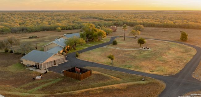 9239 Fm 133, Home with 7 bedrooms, 7 bathrooms and null parking in Cotulla TX | Image 24