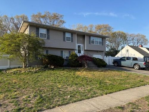 7 Horseshoe Dr, Holbrook, NY, 11741-1909 | Card Image