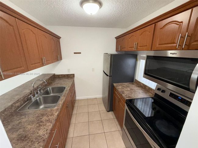 APT-105 - 8560 N Sherman Cir, Condo with 2 bedrooms, 1 bathrooms and null parking in Miramar FL | Image 5