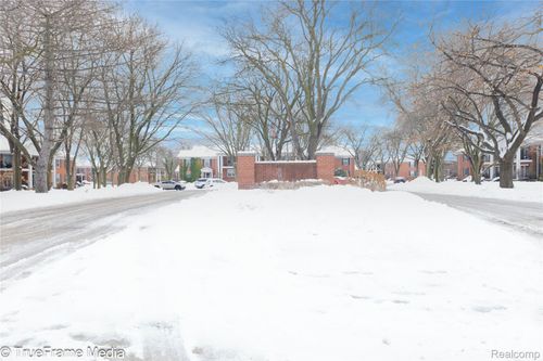 unit-235-27654 E Echo Vly, Farmington Hills, MI, 48334-4433 | Card Image