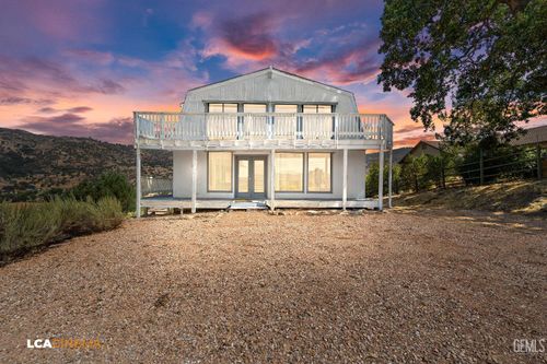 27051 Oakflat Dr, Tehachapi, CA, 93561-7061 | Card Image