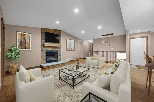 1355 Robins Rd, Hiawatha, IA, 52233-1133 | Card Image