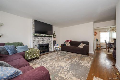 18 Cambridge Dr, Babylon, NY, 11702-3610 | Card Image