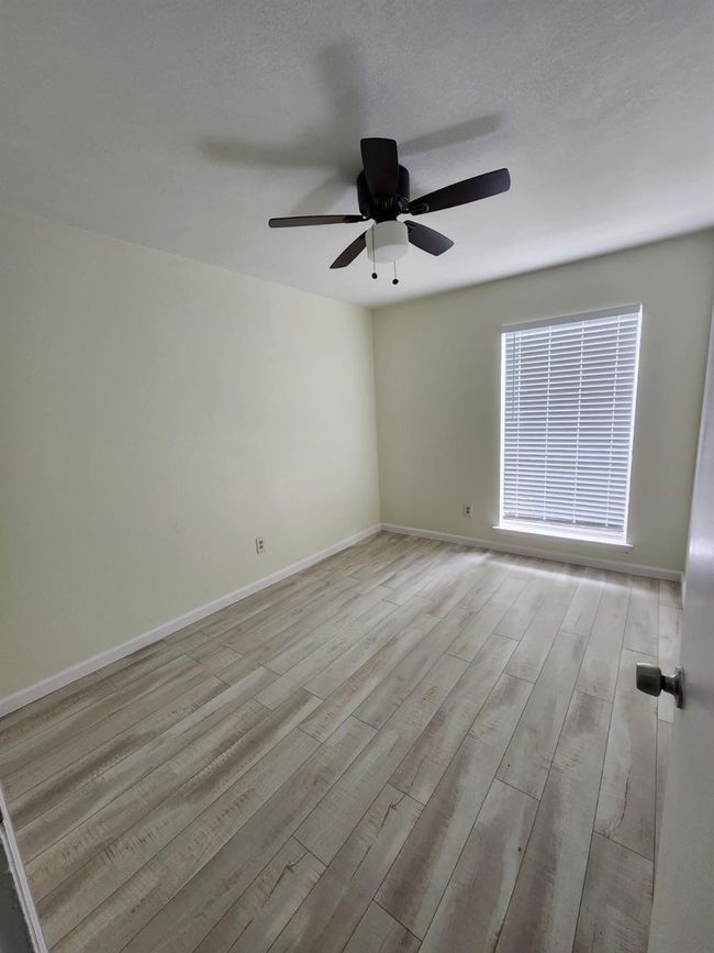 Spare room with wood finished floors, ceiling fan, and baseboards | Image 30