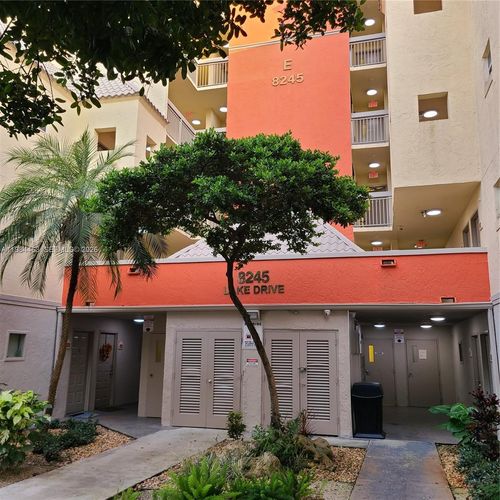 apt-406-8245 Lake Dr, Doral, FL, 33166-7784 | Card Image