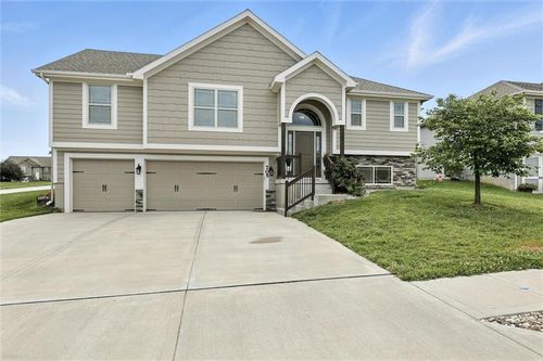 705 Englewood Dr, Kearney, MO, 64060-8847 | Card Image