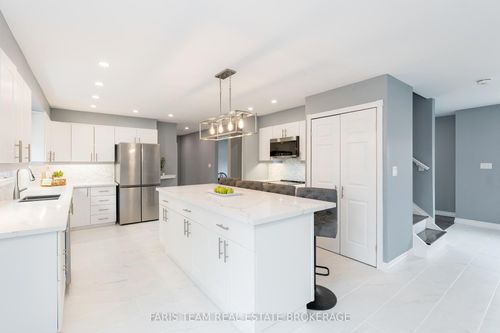 15 Lankin Ave, Bracebridge, ON, P1L1Y4 | Card Image