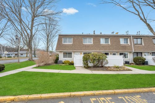 199 Storm Dr, Holtsville, NY, 11742-1920 | Card Image