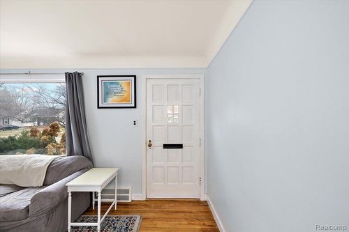 26097 Brettonwoods St, Madison Heights, MI, 48071-3550 | Card Image