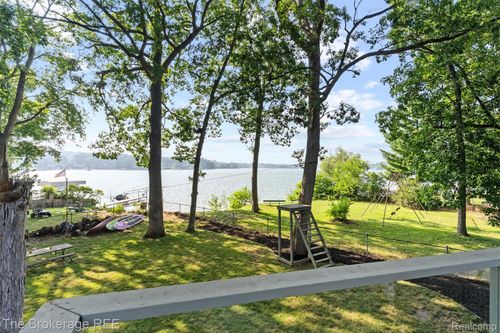 3085 Whitfield Dr, Waterford Twp, MI, 48329-2771 | Card Image