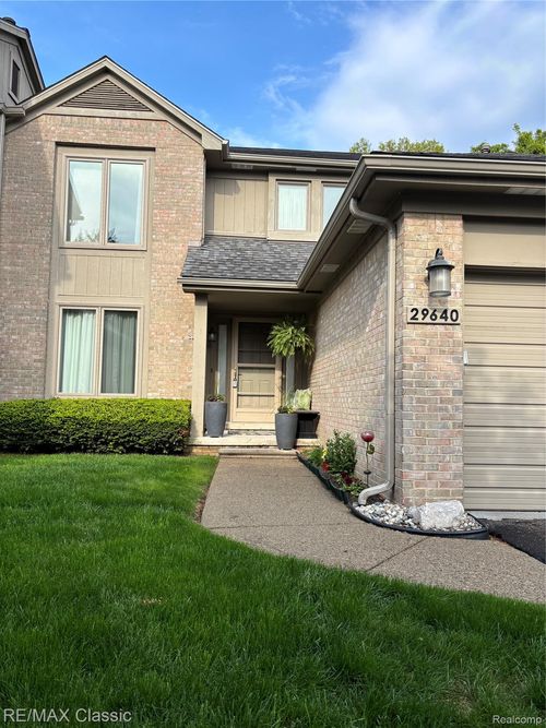 29640 Vista Ct, Farmington Hills, MI, 48331-2279 | Card Image