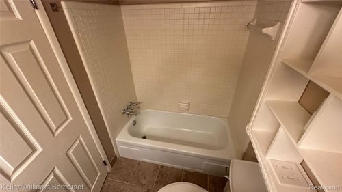 685 E Fox Hills Dr, Bloomfield Hills, MI, 48304-1342 | Card Image