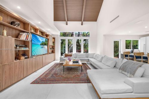 1933 S Oak Haven Cir, Miami, FL, 33179 | Card Image