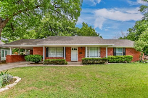 215 E Tennie St, Gainesville, TX, 76240-5319 | Card Image