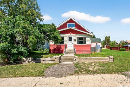 644 Hochelaga St W, Moose Jaw, SK, S6H2H4 | Card Image