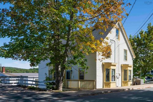 92-94 Pleasant St, Bridgewater, NS, B4V1N2 | Card Image