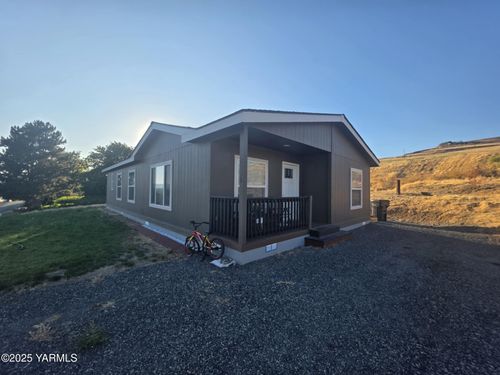 2795 Macias Ln, Yakima, WA, 98901-1018 | Card Image
