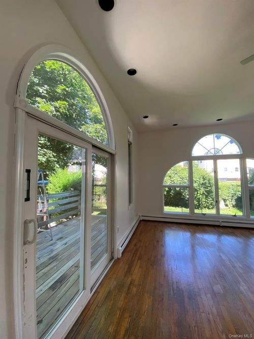 73 Railroad St, Greenlawn, NY, 11740-1218 | Card Image