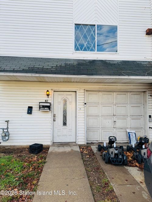 42 Post Ln, Staten Island, NY, 10303-2031 | Card Image