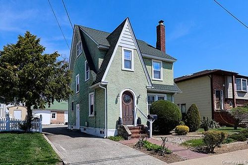 1424 Kiefer Ave, Elmont, NY, 11003-3117 | Card Image