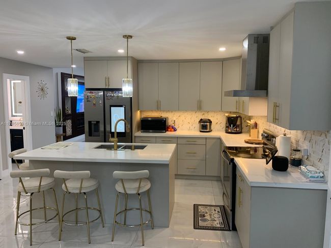 8271 - 8271 Sw 39 Th Ct, House other with 3 bedrooms, 2 bathrooms and null parking in Davie FL | Image 9