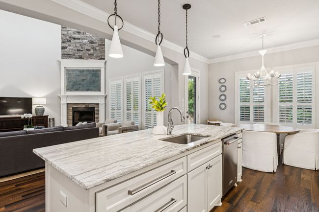 Kitchen island with gorgeous Williams Sonoma "Limoges" sonce lighting | Image 15