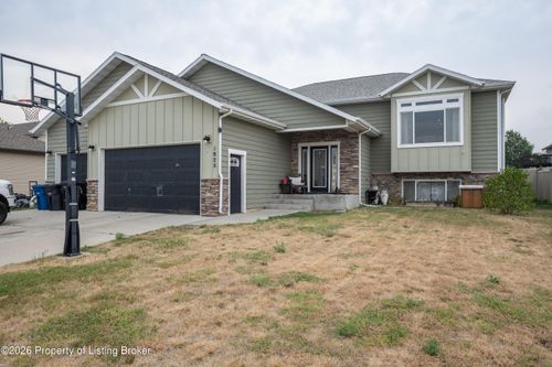 1925 Canyon Dr, Dickinson, ND, 58601-6528 | Card Image
