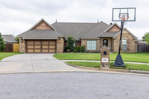 805 Brian Ct, Moore, OK, 73160-2366 | Card Image
