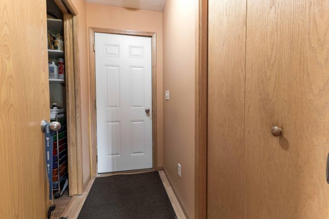Hallway to Garage | Image 35