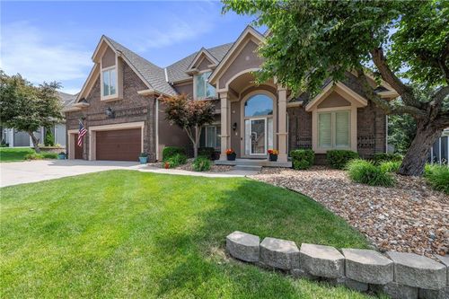 8129 Clearwater Pt, Parkville, MO, 64152-6089 | Card Image