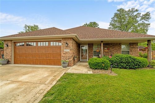 1611 Nw Creekland Dr, Grain Valley, MO, 64029-7804 | Card Image