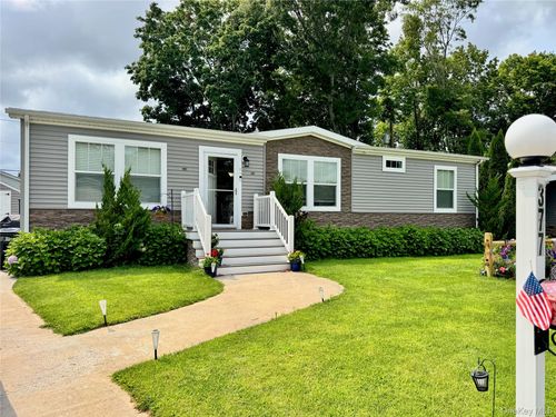 377-1661 Old Country Rd, Riverhead, NY, 11901-4415 | Card Image