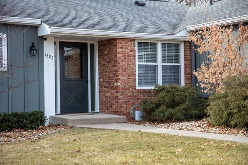 1307 Cedar River Dr, Waverly, IA, 50677-1102 | Card Image