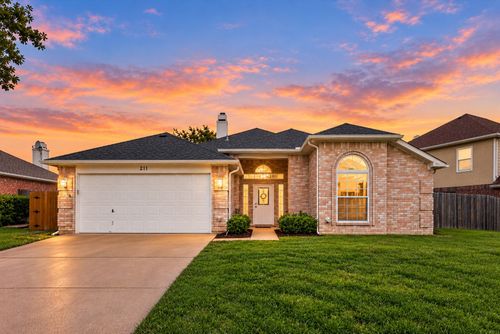 211 Ember Glen Dr, Arlington, TX, 76018-1081 | Card Image
