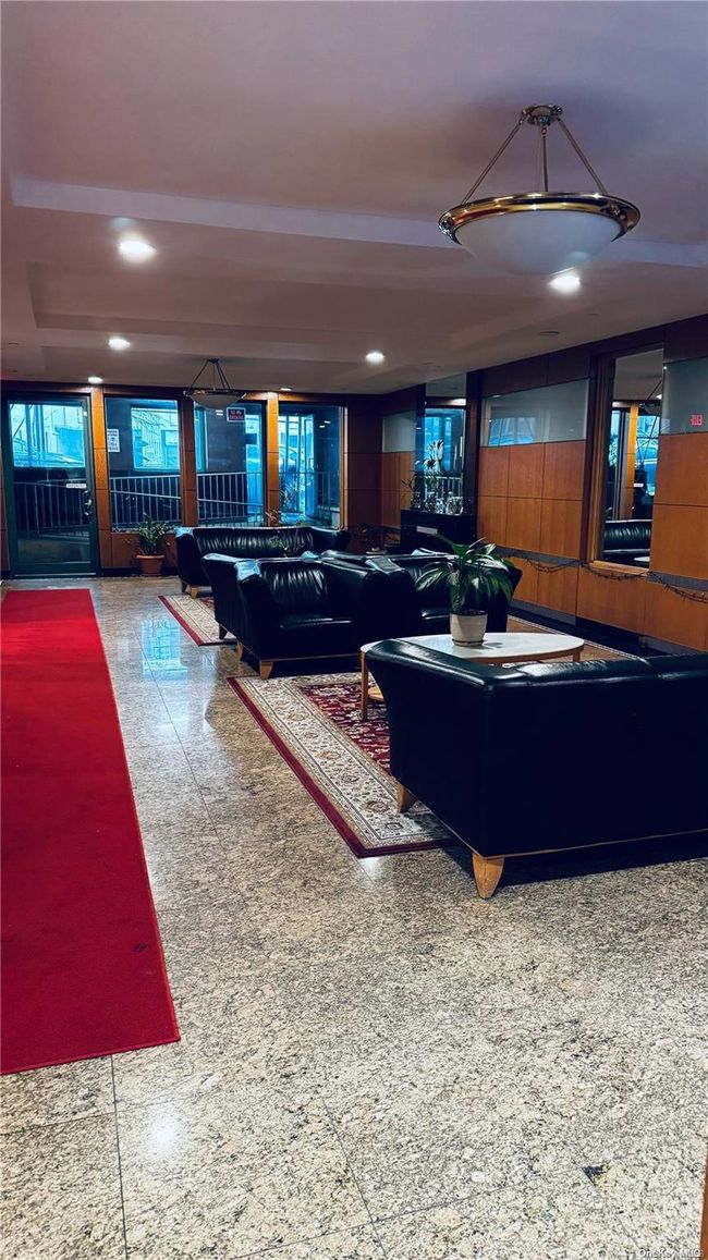 Lobby/handicap access | Image 11