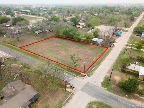 1306 B St, Floresville, TX, 78114 | Card Image