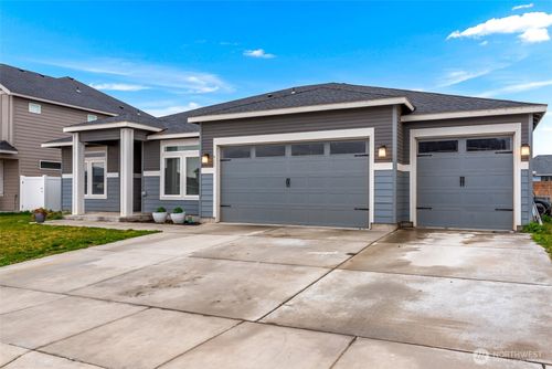 911 7th Ave Ne, Quincy, WA, 98848-1577 | Card Image