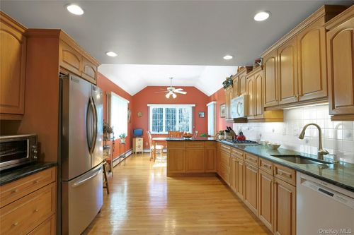 27 Hansen St, Tappan, NY, 10983-1716 | Card Image