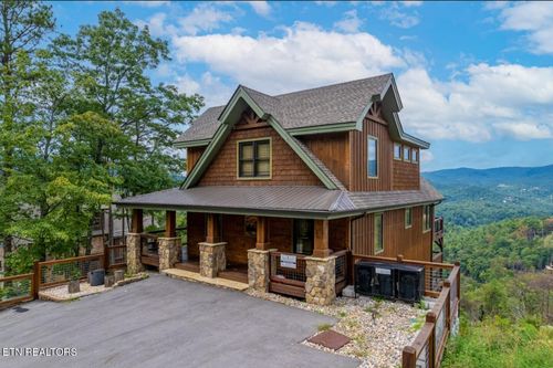 2520 Mountain Holly Way, Sevierville, TN, 37862-8099 | Card Image