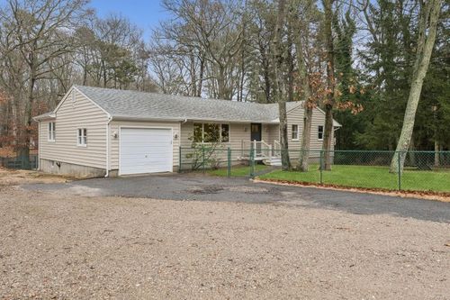 734 Mill Road, Riverhead, NY, 11901 | Card Image