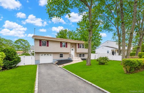 339 Avenue B, Ronkonkoma, NY, 11779-1942 | Card Image
