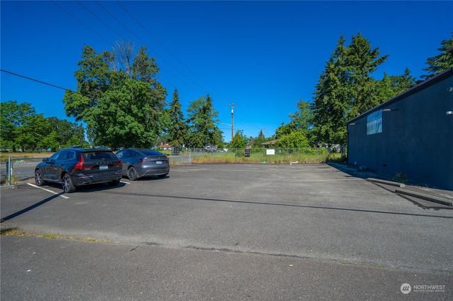 private parking | Image 30